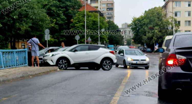 „Тойота“ и „Фолксваген“ се сблъскаха на моста до пл. „Лебеда“ в Хасково