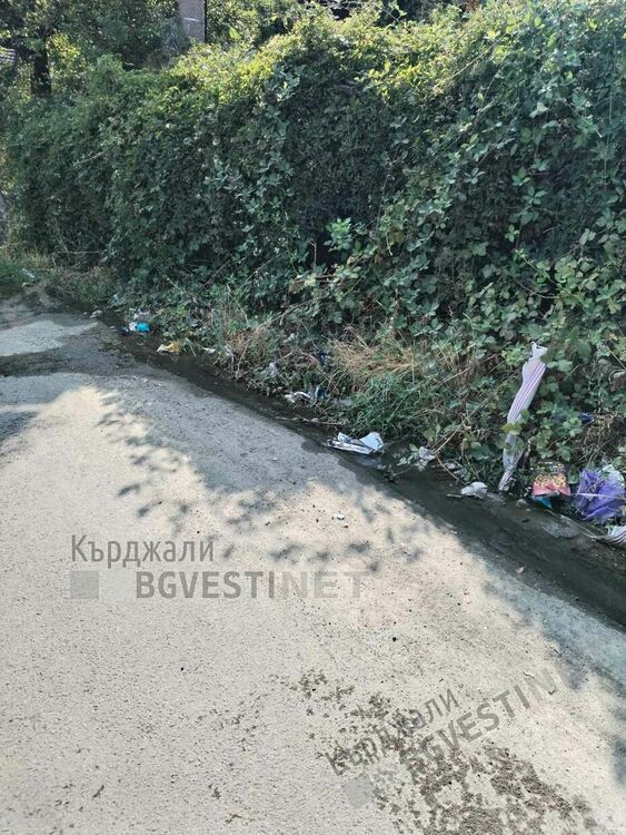 Обратни води от Махалата отново заляха Пътят за Енчец, ако не се заустят през зимата ни очакват дупки по новия асфалт