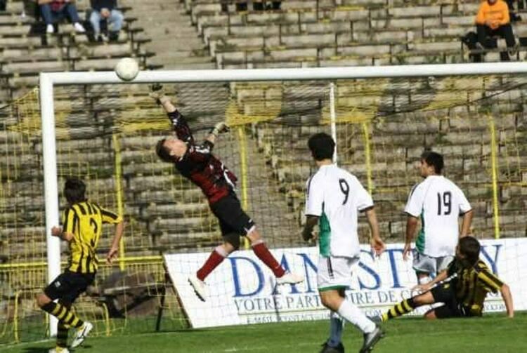 Бивш вратар на “Родопа” минал през елита се връща у дома