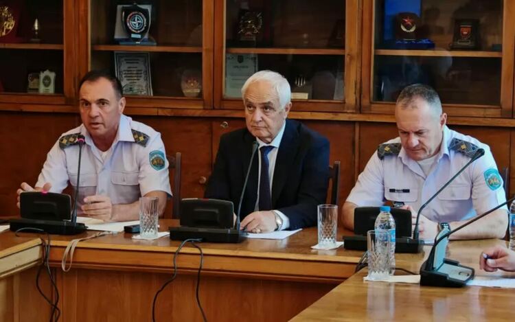 Военният министър Атанас Запрянов между зам.началник на отбраната и зам.командващ Военновъздушните сили