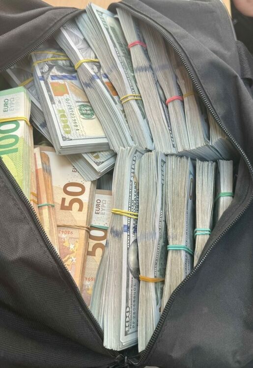 Заловиха недекларирани 740 000 долара, 30 000 евро и 1288 гр злато на границата с Турция