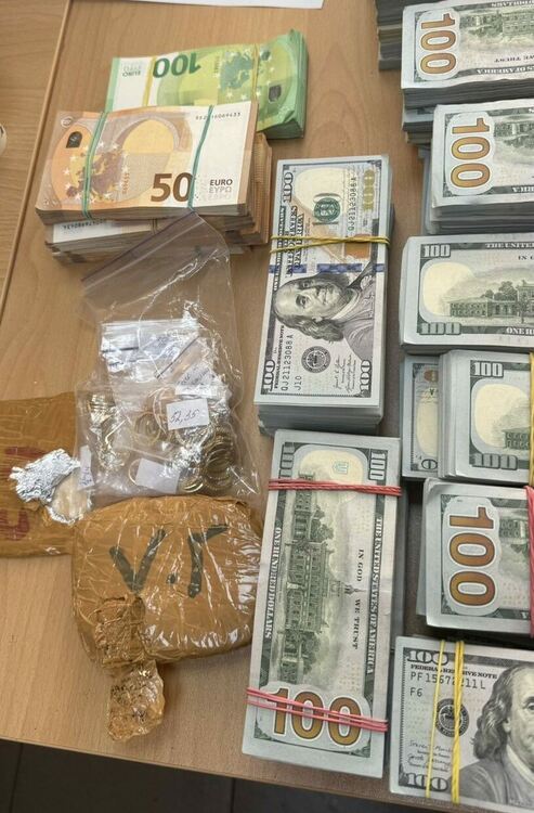 Заловиха недекларирани 740 000 долара, 30 000 евро и 1288 гр злато на границата с Турция