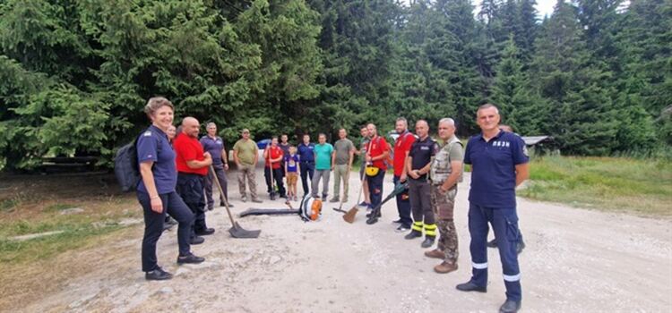 Доброволци и горски служители се обучаваха как да реагират при горски пожари край Смолян