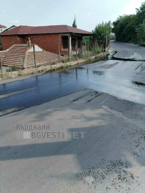 Обратни води от Махалата отново заляха Пътят за Енчец, ако не се заустят през зимата ни очакват дупки по новия асфалт