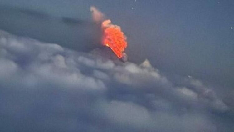 8 нови мощни труса за час разтърсиха Камчатка, вулканът изхвърли пепел на 6 км