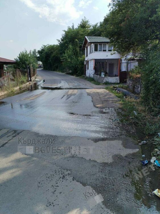 Обратни води от Махалата отново заляха Пътят за Енчец, ако не се заустят през зимата ни очакват дупки по новия асфалт