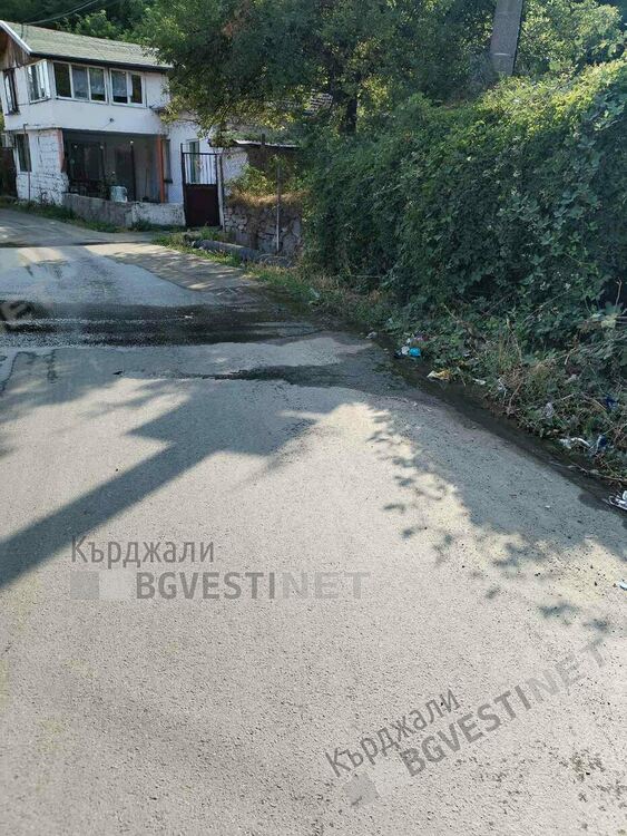 Обратни води от Махалата отново заляха Пътят за Енчец, ако не се заустят през зимата ни очакват дупки по новия асфалт