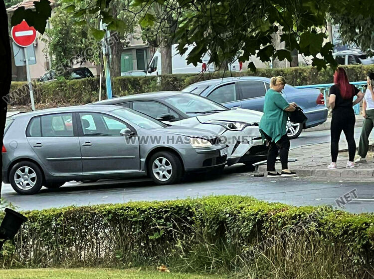 „Тойота“ и „Фолксваген“ се сблъскаха на моста до пл. „Лебеда“ в Хасково