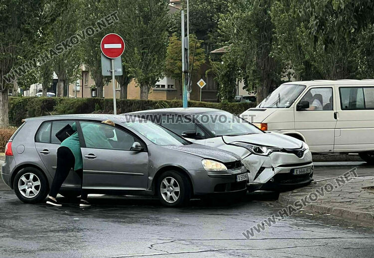 „Тойота“ и „Фолксваген“ се сблъскаха на моста до пл. „Лебеда“ в Хасково