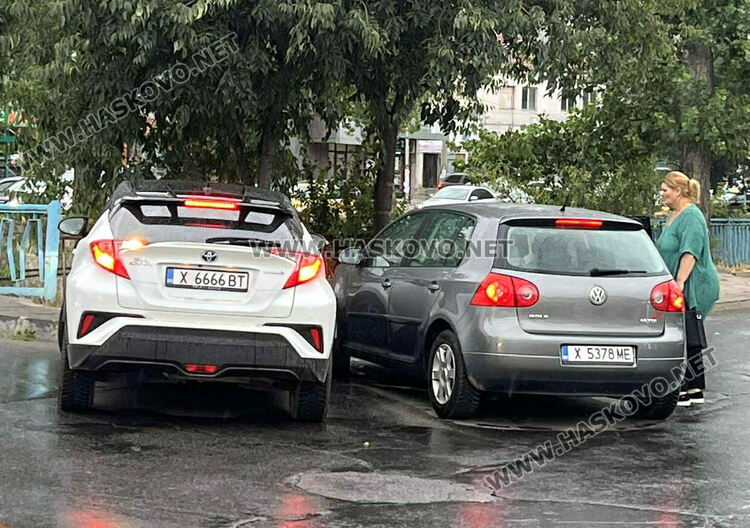 „Тойота“ и „Фолксваген“ се сблъскаха на моста до пл. „Лебеда“ в Хасково