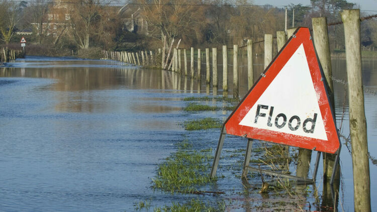 Поройни дъждове наводниха пътища в Гърция