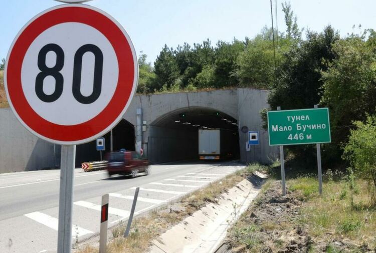 Движението в тунел „Мало Бучино“ в посока Перник е затруднено