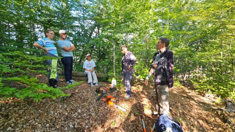 Доброволци от цяла България съживяват екопътека край Чепинци