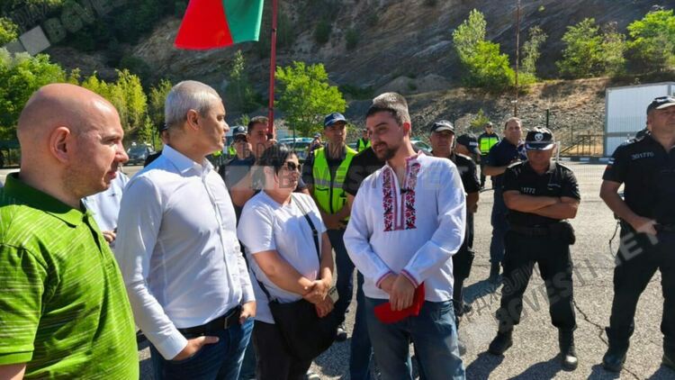 Костадинов подкрепи протеста на Маказа,протестиращите не успяха да затворят международния път за Гърция