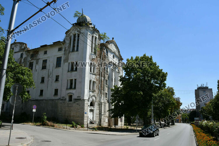 Куполът на „Марса“ е пред срутване. Затвориха част от ул. „Средна гора“ (обновена)