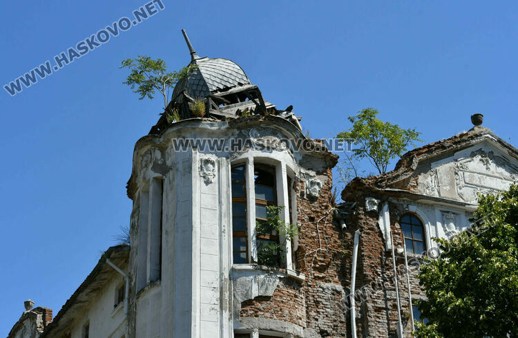 Куполът на „Марса“ е пред срутване. Затвориха част от ул. „Средна гора“ (обновена)
