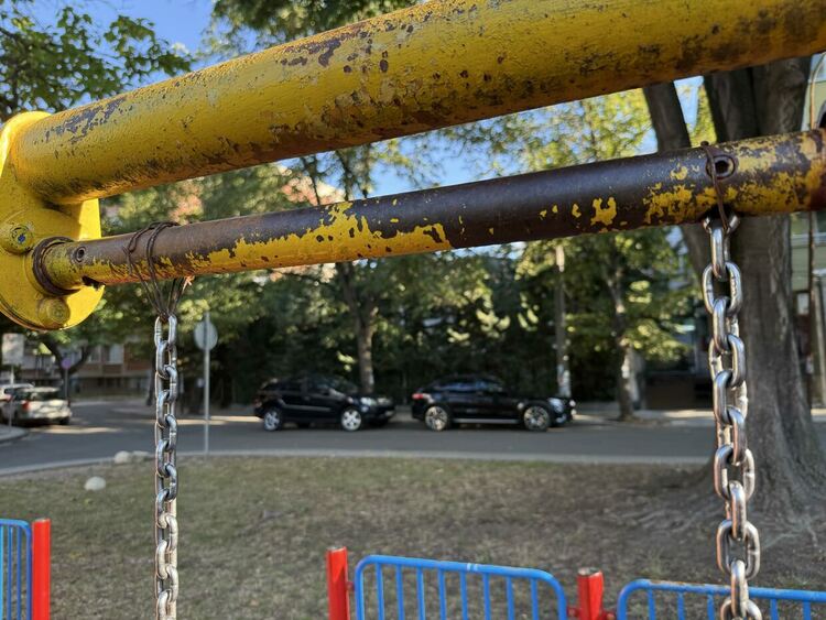 Майки благодарят на Общината в Кърджали,поправиха бързо люлката в Попската градинка/обновена/