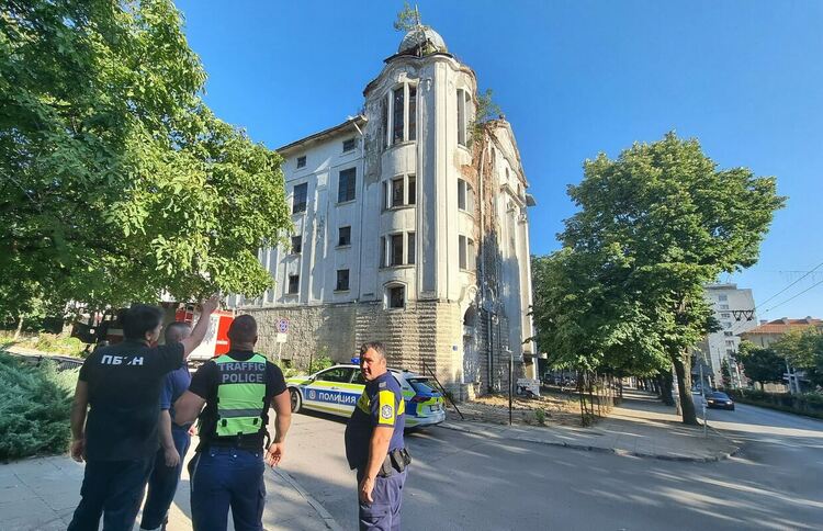 Куполът на „Марса“ е пред срутване. Затвориха част от ул. „Средна гора“ (обновена)