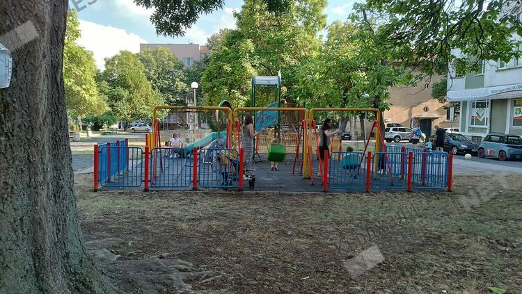 Майки благодарят на Общината в Кърджали,поправиха бързо люлката в Попската градинка/обновена/