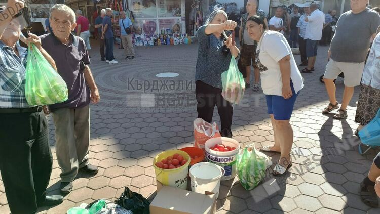   Производител на домати от Чилик „удари в земята” прекупвачите на Пазара на производителите в Кърджали,продаде 50 кг за броени минути