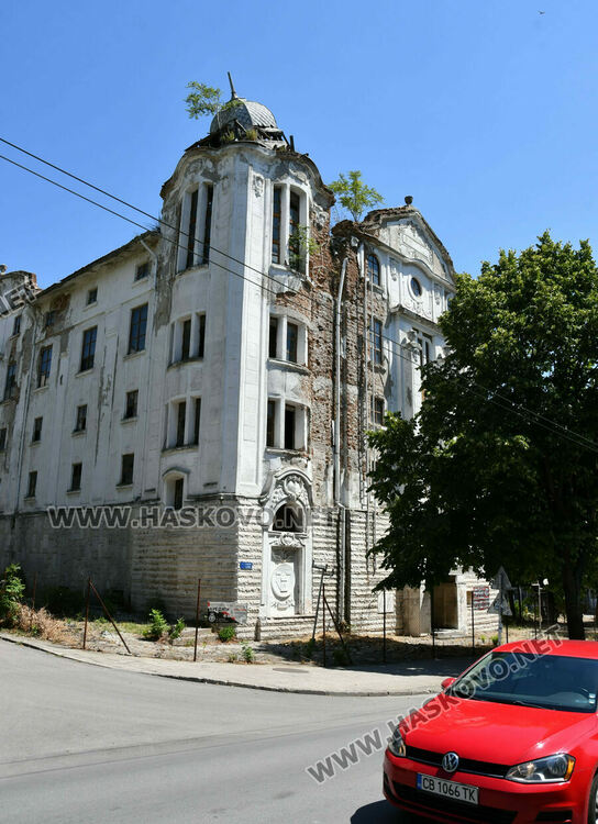 Куполът на „Марса“ е пред срутване. Затвориха част от ул. „Средна гора“ (обновена)