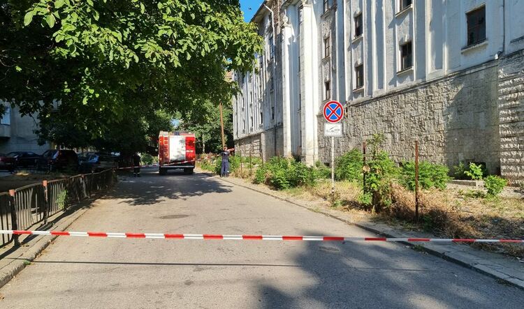 Куполът на „Марса“ е пред срутване. Затвориха част от ул. „Средна гора“ (обновена)