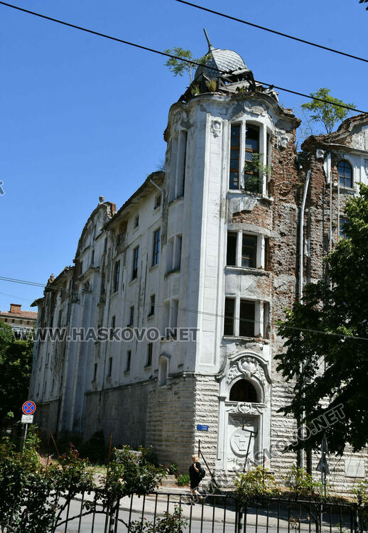 Куполът на „Марса“ е пред срутване. Затвориха част от ул. „Средна гора“ (обновена)