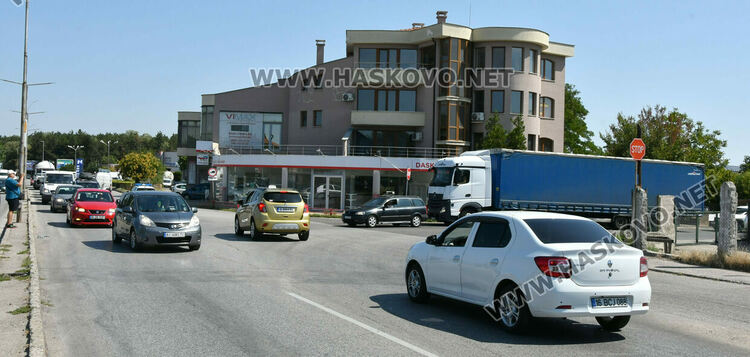 Трафикът по околовръстното на Хасково към изхода за Кърджали е кошмарен 