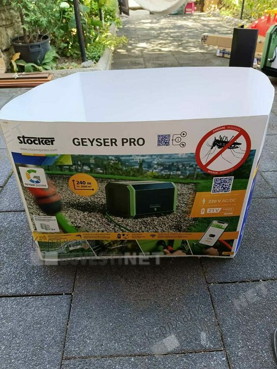 Машина трепе комари и оси в кв.”Гледка” на Кърджали, местните я монтираха защото Общината не пръска