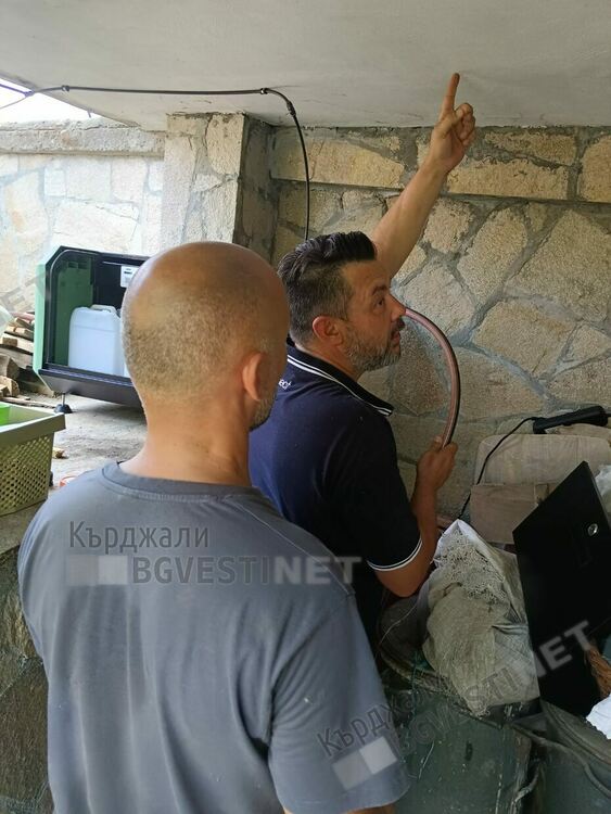 Машина трепе комари и оси в кв.”Гледка” на Кърджали, местните я монтираха защото Общината не пръска