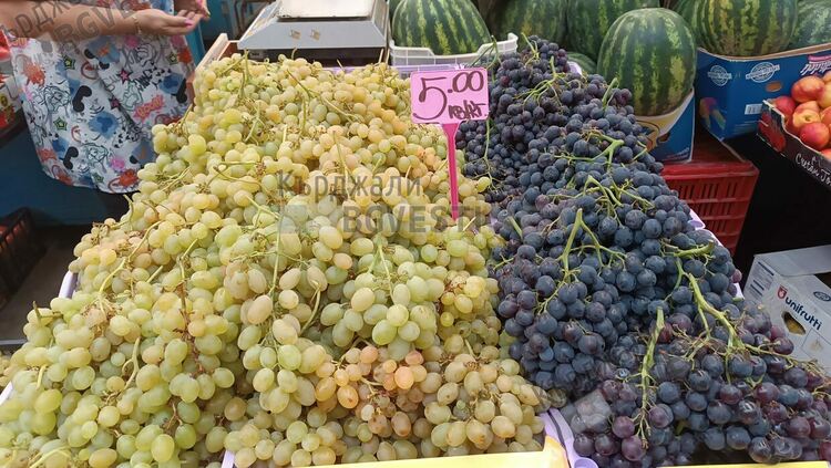 Българско грозде се появи в навечерието на Преображение Господне на Пазара в Кърджали,носи се в храмовете в сряда