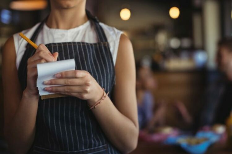 Над 400 души, работещи без договор в хотели и ресторанти, са засекли трудовите инспектори