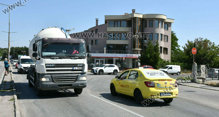 Трафикът по околовръстното на Хасково към изхода за Кърджали е кошмарен 