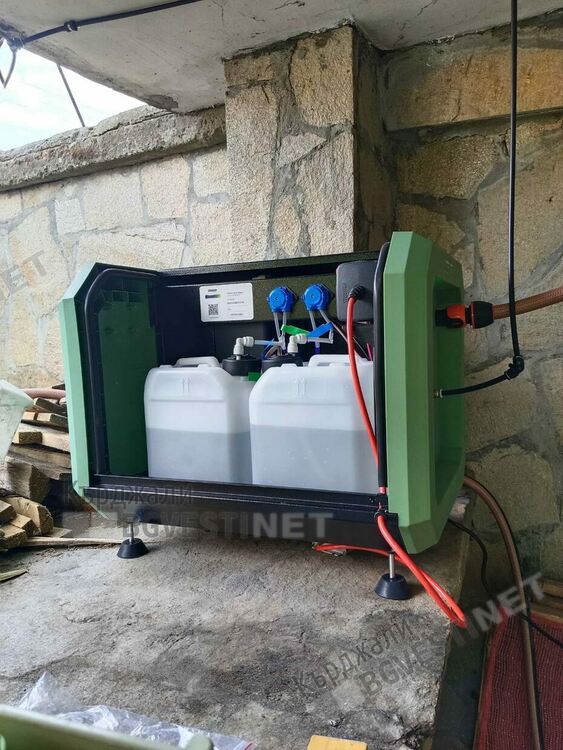 Машина трепе комари и оси в кв.”Гледка” на Кърджали, местните я монтираха защото Общината не пръска