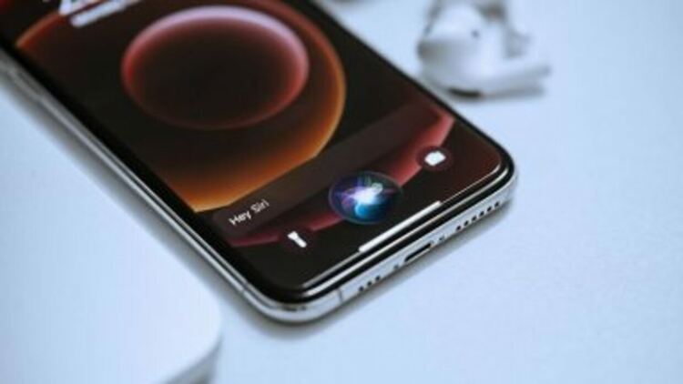 Apple разработва конкурент на ChatGPT и нов „двигател за отговори“