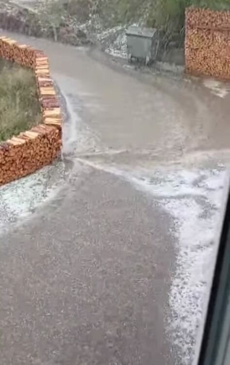 Градушка с размер на лешник нанесе сериозни щети в село Любча