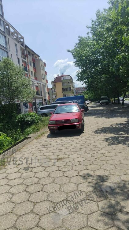 Майки от „Възрожденци”с апел към Община Кърджали:Оправете тротоарите по бул.”Христо Ботев”!/снимки/