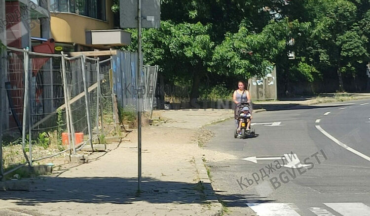 Майки от „Възрожденци”с апел към Община Кърджали:Оправете тротоарите по бул.”Христо Ботев”!/снимки/