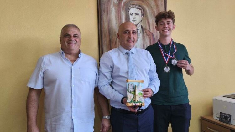 Вицешампионът от Париж Любомир Колев гостува днес на кмета Ерол Мюмюн