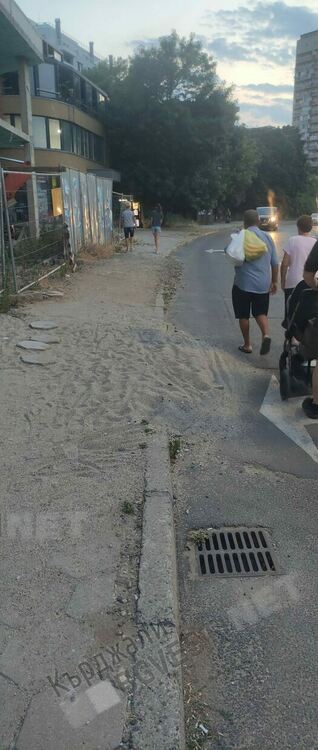 Майки от „Възрожденци”с апел към Община Кърджали:Оправете тротоарите по бул.”Христо Ботев”!/снимки/
