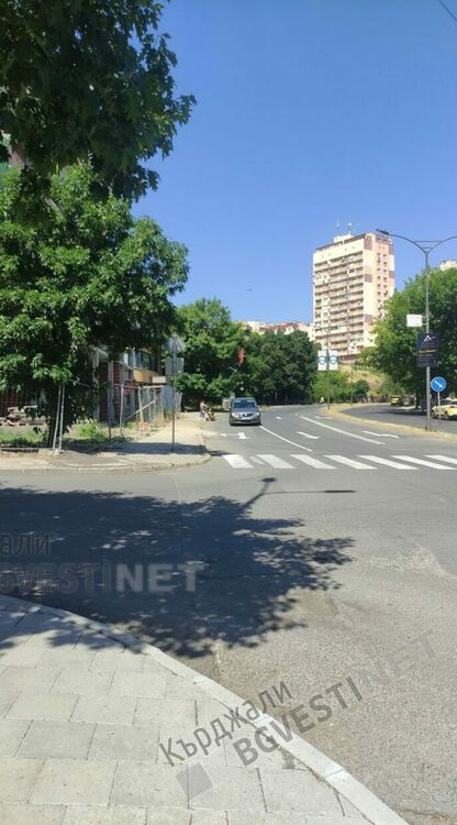 Майки от „Възрожденци”с апел към Община Кърджали:Оправете тротоарите по бул.”Христо Ботев”!/снимки/