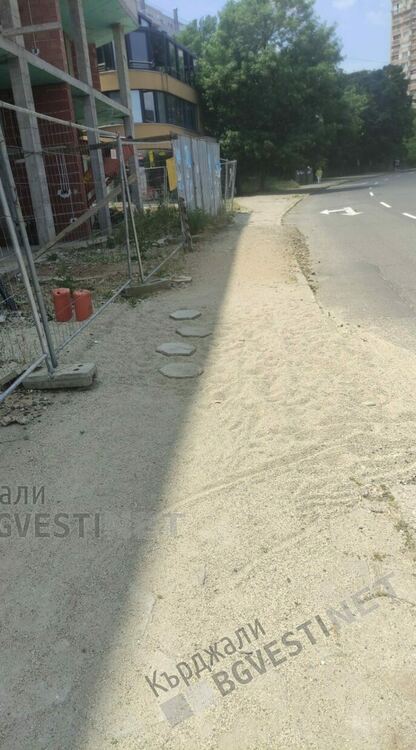 Майки от „Възрожденци”с апел към Община Кърджали:Оправете тротоарите по бул.”Христо Ботев”!/снимки/