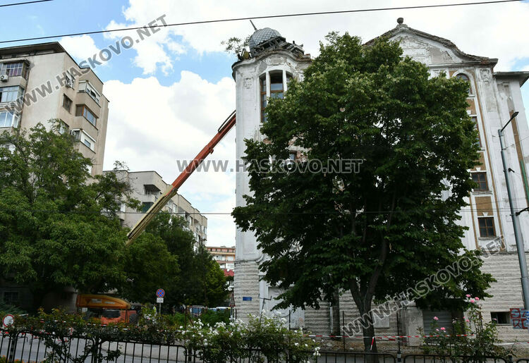 Започна премахването на купола на „Марса“