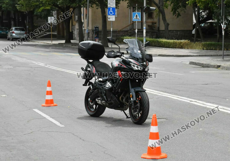 Мотоциклетист е в болница след удар с такси в Хасково