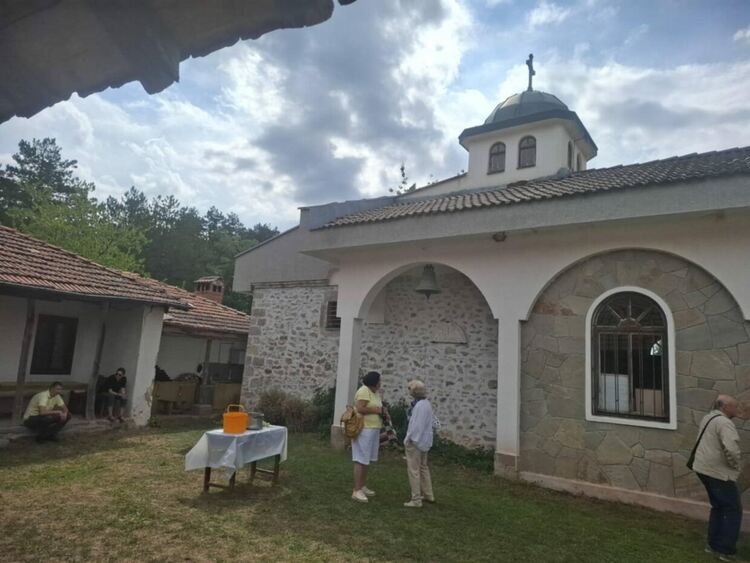 Преображение Господне събра десетки вярващи в манастира „Св. Атанасий“ край Смолян