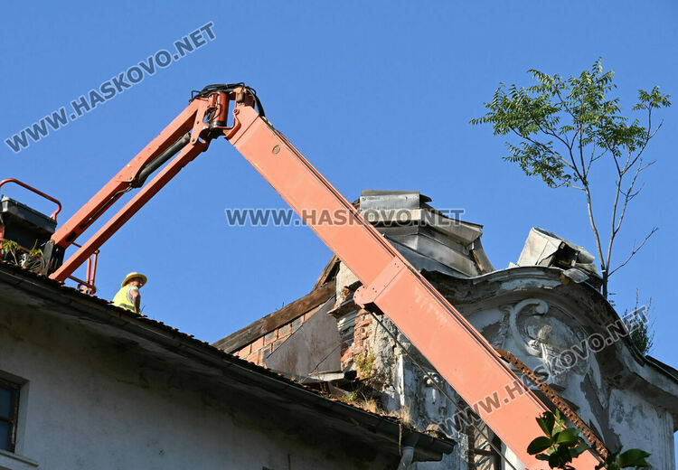 Демонтираха опасния купол на „Марса“