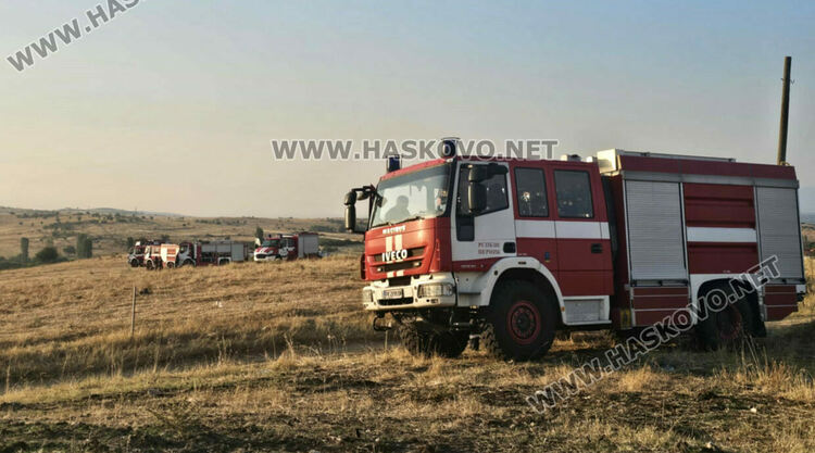 Спряха пожара в Сакар на метри от къщите в Доситеево