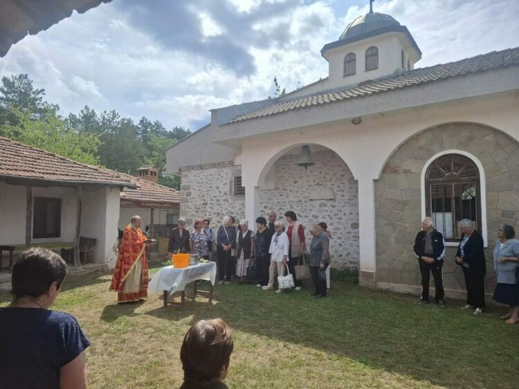 Преображение Господне събра десетки вярващи в манастира „Св. Атанасий“ край Смолян