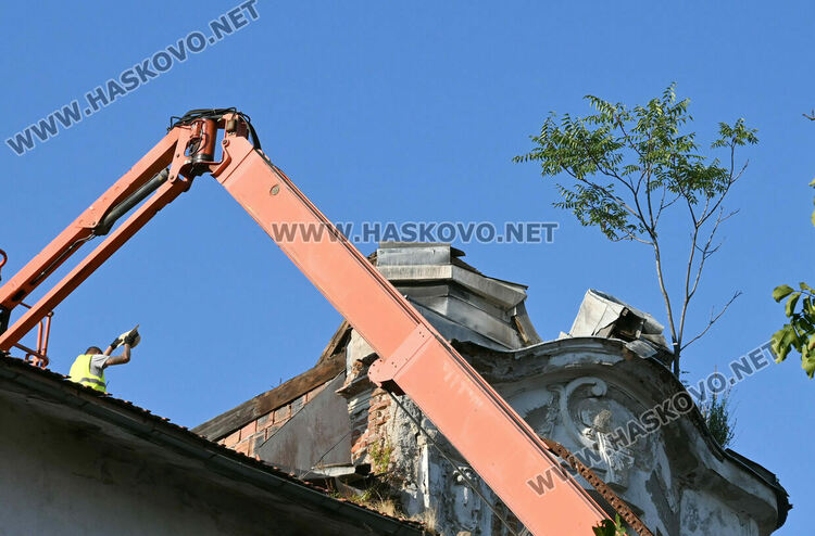 Демонтираха опасния купол на „Марса“