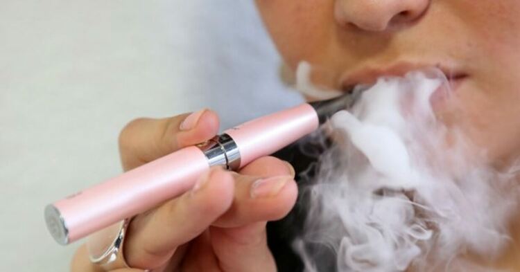 Хванаха деца на 15 и 16 г. с вейпове, задържаха мъж с 10 грама дрога